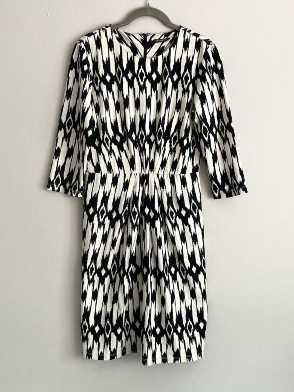 J McLaughlin Catalina Cloth Black Ivory Ikat Sheath Dress Size XS 3/4 Sleeves